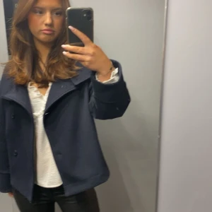 Kappa  - Ja säljer min superfina kappa från Gina tricot, använd fåtal gånger och inga synliga täcken på användning💗original pris: 600kr