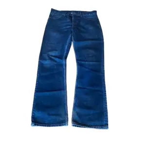 Levi’s bootcut 507. Fantastiskt bra skick, inga defekter. Högklassigt jeans material som är tjockt och slittåligt. Stackar sjukt snyggt. Mått: 110 cm längd och 48 cm midja. PASSFORM PÅ SISTA BILDEN!! Skriv om du har fler frågor!!