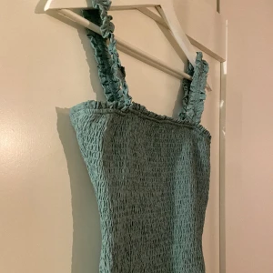 Grön klänning Zara - Knappt använd, nyskick. 