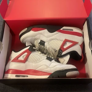 Jordan 4 retro red cement  - Ett par jätte fina Jordan 4 som har andvänds ett fåtal gånger. Skorna är 100% äkta som man kan se på bilderna. Säljer pga kommer inte till användning.