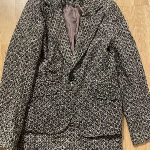 Kostym sett.  kavaj kjol! - Kavaj och kjol i lite grövre tyg mörkbrunt med glitter i aldrig använt storlek 38