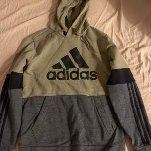 Adidas hoodie, inte använd så i nyskick