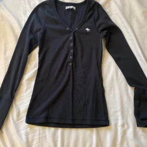 Vintage abercrombie & fitch - En vintage abercrombie and fitch tröja köpt på secondhand. I storlek S. Jag inkluderar frakten. 