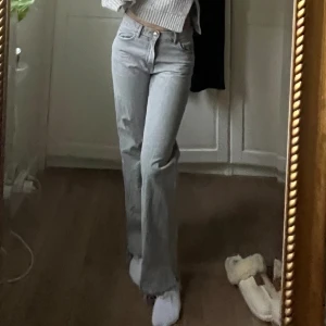Gråa jeans - Säljer mina gråa straight legged jeans från Gina tricot! Dem är lågmidjade och storlek 34! I toppen skick då jag inte använt dem särskilt mycket! Jag är 162 cm