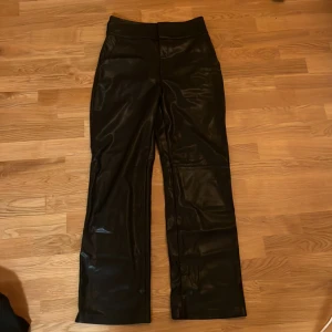 Skinnbyxor🪩 - Svinsnygga skinnbyxor från NA-KD som tyvärr är för små för mig. 