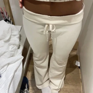Brandy melville byxor  - Oanvänd lågmidjade mjukisar, en super liten prick se sista bilden de var så när jag köpte de❤️