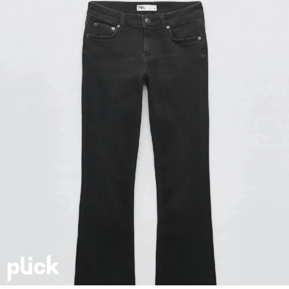Jötte snygga Zara jeans! Färgen är lite mer grå än på bilden då dom är använda! Bra skicka och super snygga. Jeans & Byxor.