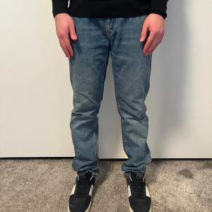 Tjena, säljer nu dessa skit snygga jeans från Nudie | Storleken är 33/32 | Färgen är mörkblå och skicket är 9,5/10 | Modellen är ca 181 cm | Hör gärna av dig vid minsta lilla fundering 😊 