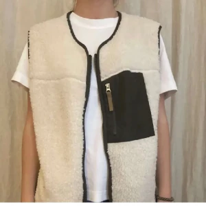 Teddy väst hm - Säljer denna Teddyvästen från HM