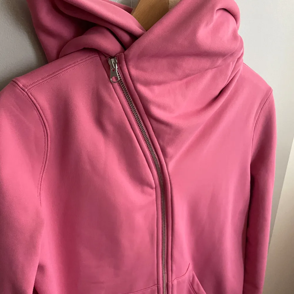 En rosa hoodie med sne dragkedja från House of Lola. Använd fåtal gånger, Storlek S💗. Hoodies.