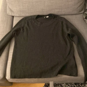 Tunnstickad tröja  - En tunnstickad svart tröja, perfekt att sätta på sig en varm sommardag över exempelvis ett linne.   Är i storlek S men känns mer som en XS