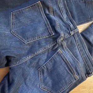 Vintage jeans från h&m med dragkedja längst ner. Fint skick. Storlek 29, väger 421 gram så frakten blir 72 kronor.