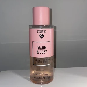 Bodymist  - Bodymist från PINK med doft av vanilj och passionsfrukt. Säljer pga att den inte kommer till användning & den är fylld upp till hjärtloggan med hunden i. Priset går att diskutera🤍