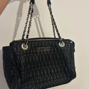 Guess väska  - Använd fåtal gånger, mycket bra skick. Saknar ett litet hänge annars är det jätte fin.  Köpt för 800kr ca.
