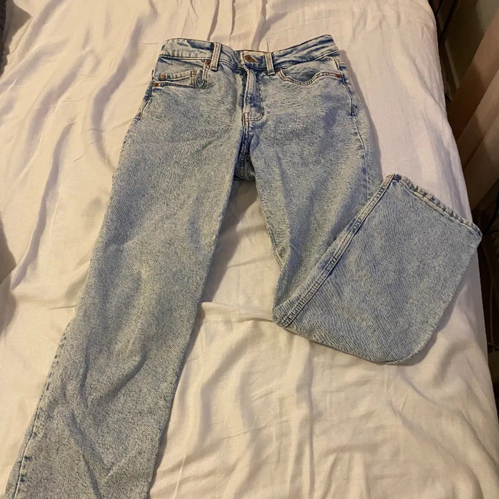 Jeans från H&M, storlek 34. Fint skick! Kontakta mig om paket pris. . Jeans & Byxor.