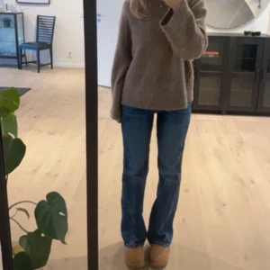 Levis jeans - Skitsnygga levis jeans. Kostar 1400 nya. Lågmidjade. Pris kan diskuteras. Helt slutsålda!! 💖