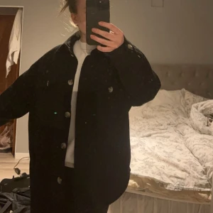 Jacka/kappa - En fin kortare kappa med knappar, den går lite över rumpan på mig. Stl M , Jag är 165 cm lång💞