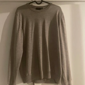 Oscar Jacobsson tröja - Säljer min Oscar Jacobson tröja då jag tröttnat på den 100% merino. Skick 8/10 kvitto finns Ny pris 1399 kr, mitt pris 699 kr Bara höra av sig för fler bilder eller frågor