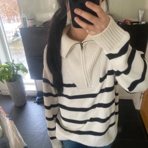 Zip Hoodie  - Sååå snygg Hoodie, bra skick förutom att den har två små fläckar!