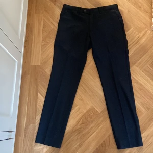 THESE GLORY DAYS kostymbyxor i storlek 48😊 - säljer ett par jättesnygga kostymbyxor åt min bror Bara andvända 2 gånger. Perfekt till balen och studenten,jättefina och bra material, storleken 48 på byxorna.🩷Priset kan diskuteras😊inga hål eller nått sånt👍🏻