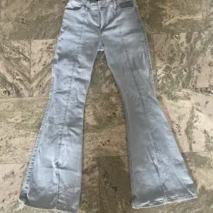 Säljer nu dessa supersnygga bootcut-jeans med slits vid slutet av benen. De är från hollister och är verkligen riktigt coola. Är dock förstora för mig tyvärr. Sitter mid/highrise.