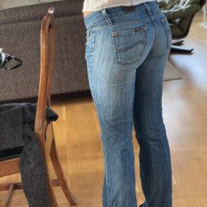 Så snygga raka lee jeans som sitter bra på mig i längden som är ca 1,73 lång! Har vanligtvis stl 36/S i byxor! 