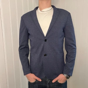 Kavaj - Marinblå tyg Kavaj | skick 9,5/10 | storlek L | Pris 299kr | Modellen på bilden är 187cm | Fraktar via PostNord och Instabox på köparens bekostnad:)  Hör av dig vid frågor och funderingar mvh