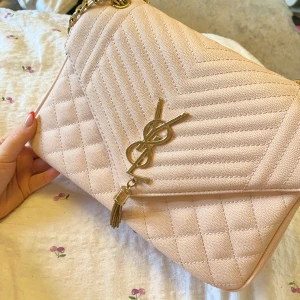 Rosa väska - Rosa större väska som går att ha crossbody eller över axeln. Den är i nyskick 💕