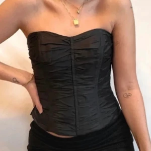 Svart korsett  - Superbra skick! Köpt på plick och bilderna är lånade av tjejen jag köpte av då den är för liten för mig. 