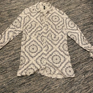 Skjorta H&M - Helt oanvänd skjorta from H&M i s. Väldigt härligt tyg och passar perfekt för varma sommarkvällar. 