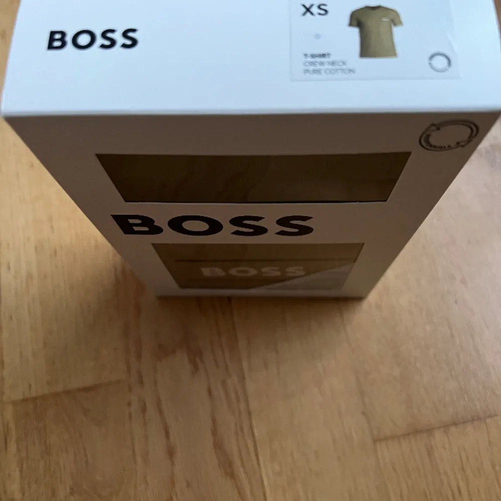 Ny oanvänd Boss T-shirt  I sin orginal förpackning  Storlek - XS Färg - Khaki. T-shirts.