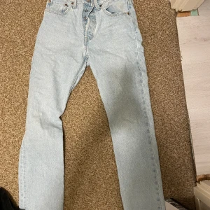 Levis jeans - Jättefina Levis jeans som är nästintill oanvända då de är ngt för små för mig Supersnygga verkligen !!❤️‍🔥 Storlek W26 L32
