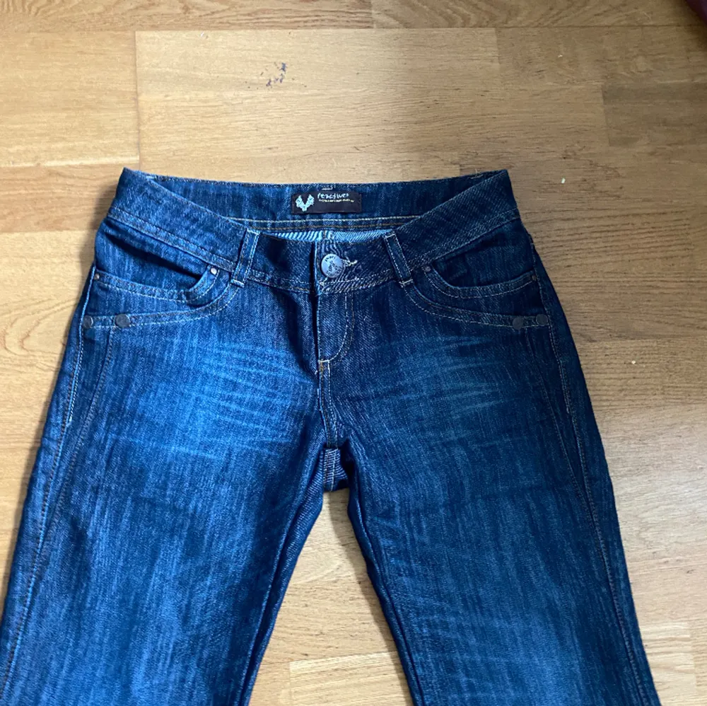 As snygga lågmidjade bootcut jeans som tyvärr blivit försmå för mig. Midjemått 38 cm Innerbens längd 86 cm. Jeans & Byxor.