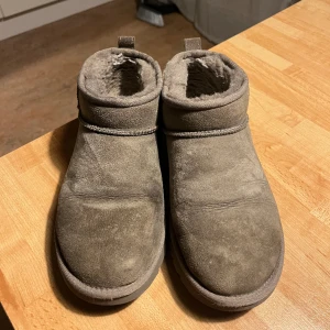 Gråa uggs - Köpte dom i november, bsetällningsorder kan skickas vid intresse. Inte använt mycket alls men man ser ju att dom är använda.