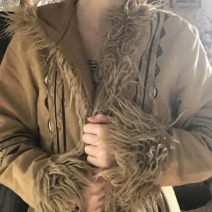 Penny Lane Jacka - Penny Lane jacka som jag köpte här på Plick för ca 320kr. Säljer den pga det är inte min stil längre. Använd men super fint skick! Den har en luva och fuskpäls, är lite tunn men är perfekt för vår och höst väder. Den går att knäppa ihop också! 