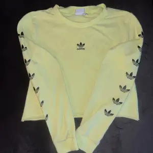 Säljer en jätte fin limited edition Adidaströja! Perfekt att träna i 🩷  Den är mer lysande neongrön i verkligheten 💚