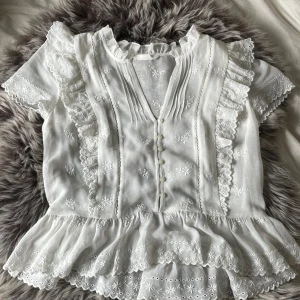 Sommartopp - Super fin topp/blus till sommaren, jätte fina detaljer!! Passar XS-M beroende på önskad passform Skriv för frågor eller fler bilder! Pris är förhandlingsbart