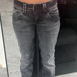 Grå svart pepe jeans  - Intressekoll på mina grå svarta pepe jeans 