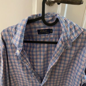 Ralph Lauren skjorta - Vi på LLresell säljer nu denna Ralph Lauren skjortan som är i väldigt bra skick. Skjortan har inga defekter. Den är äkta och vårat pris ligger på 599kr men priset är ej hugget i sten! Har du några funderingar över skjortan så hör av dig!🙂
