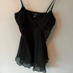 Fest topp - Jättesnygg topp från H&M men köpt secondhand!🖤 perfekt att ha i garderoben och dra fram vid festligare tillfällen, säljer då jag tyvärr har för många liknande själv🩶