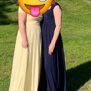 Balklänning  - Säljer min balklänning, använd 1 gång Storlek S 😊Pris kan diskuteras vid snabb affär💫