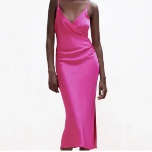 Klänning - Säljer denna jättefina satin klänningen från Zara. Endast använd vid ett tillfälle därav av mycket fint skick. Säljer då den inte länge kommer till användning