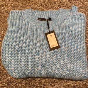 Stickad tröja  - Helt ny stickad tröja från lager 157. Så snygg passform och passar perfekt på nägon som passar s💕