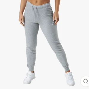 Nike mjukisbyxor  - Jag säljer dessa otroligt sköna och snygga mjukisbyxor då det inte kommer till någon användning längre trots det är super snygga, det är knappt använda och priset kan diskuteras 