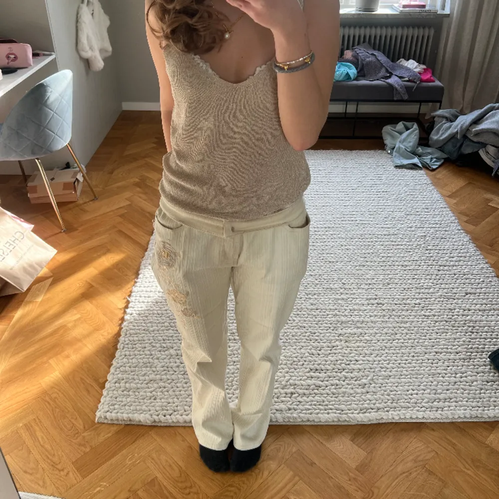 Säljer dessa ascoola jeans med blomdetaljer, skriv privat för fler bilder💕Passar en xs-m beroende på hur man vill att de ska sitta. Det är resor där bak på jeansen🫶🏼. Jeans & Byxor.