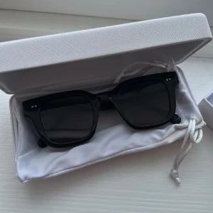 Chimi solglasögon  - Chimi 004 i färgen BERRY, inhe repor eller liknande. Nypris är 1250kr, (tror dock inte just färgen Berry går att köpa längre). OBS: har tappat bort fodralet