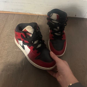 Jordan Chicago  - Säljer dessa då de inte är min stil längre. Fint skick och äkta fast har inte längre kvar kvittot från stockx.