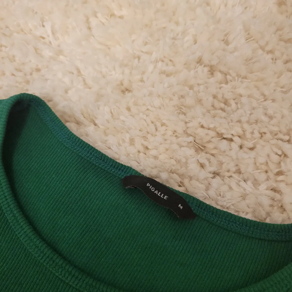 En klargrön långärmad topp/tröja! Köpt från ONLY men har knappt använt den sedan dess, så den är i väldigt fint skick💕 Storlek Medium💫. Toppar.