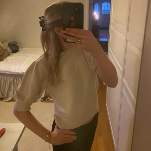  Stickad kofta - En super fin stickad kofta från Vero Moda med detaljer på armarna 💕  Stl: Xs