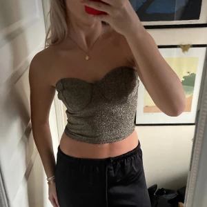 Festtopp - Festtopp, korsettliknande i super fint skick. Glittrig